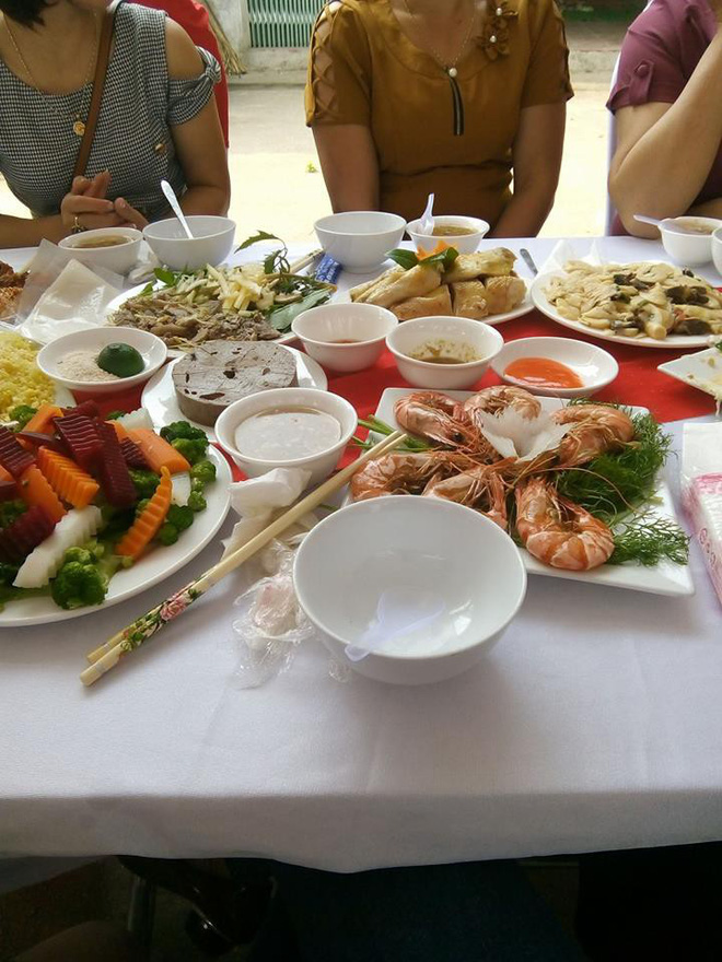 Cô nàng khoe đi ăn cưới cưới toàn đồ biển, dân mạng thi nhau chia sẻ mâm cỗ rồi đoán xem ai quê ở đâu